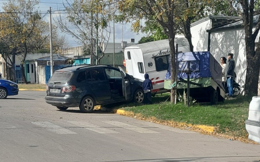 El Volkswagen Suran terminó impactando con una casilla rodante en la vereda.