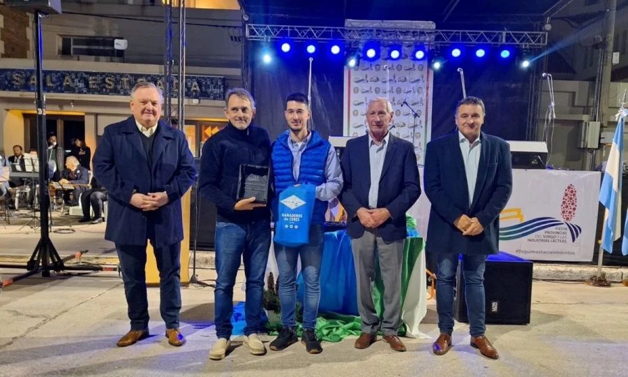 Las autoridades en el escenario.