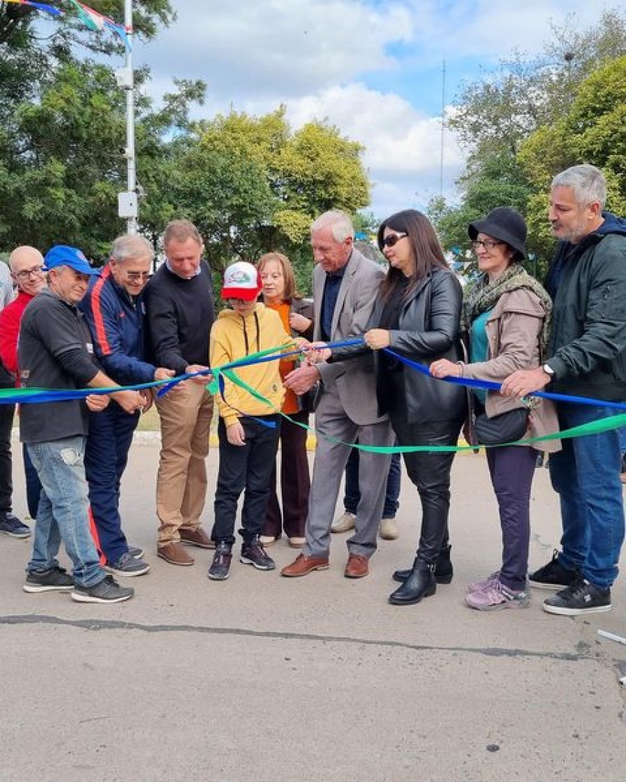 Tradicional corte de cintas en la inauguraci&oacute;n..
