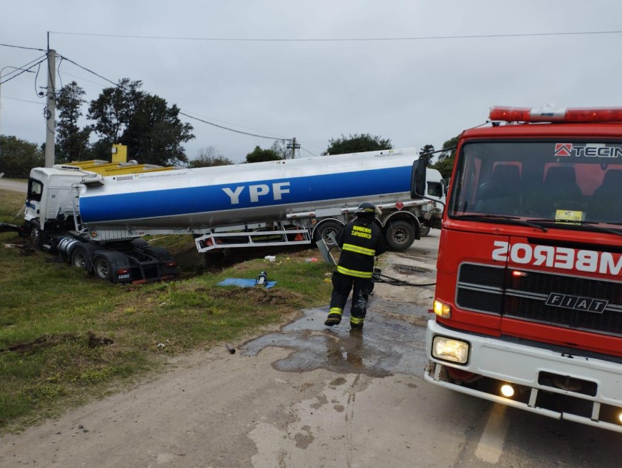 El chofer del camión de YPF debió ser extraído por Bomberos y trasladado al Hospital.