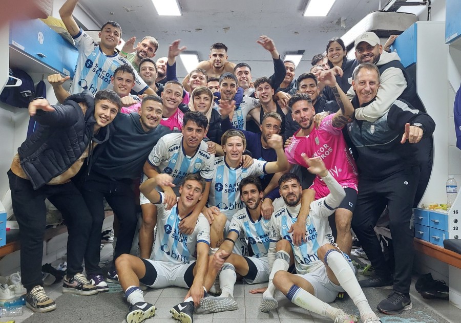Un vestuario feliz, los jugadores de la Crema tras la victoria sobre CADU.