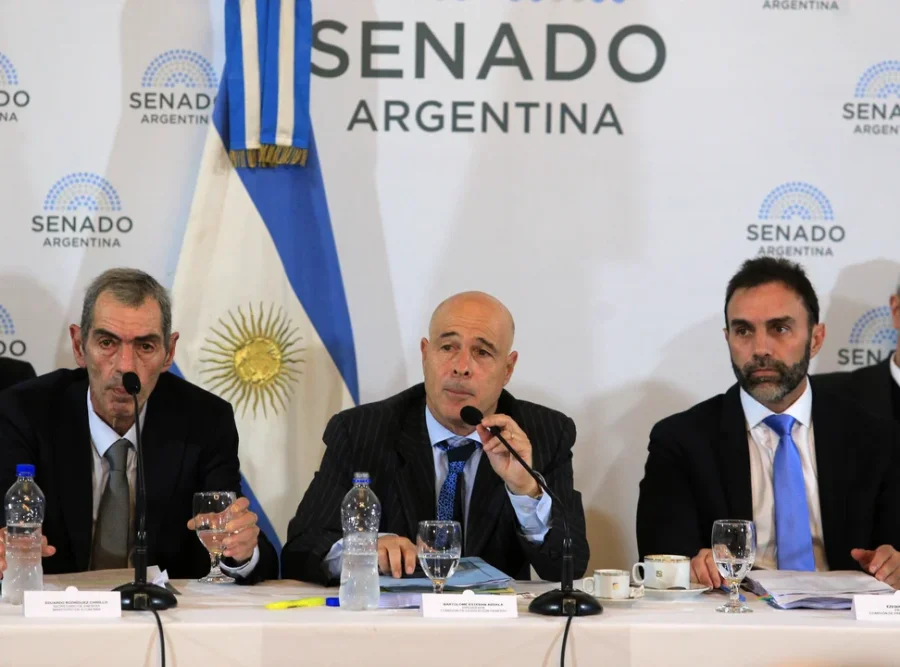 El senador Abdala y el senador Atauche, junto al secretario de Energía, Rodríguez Chirillo.
