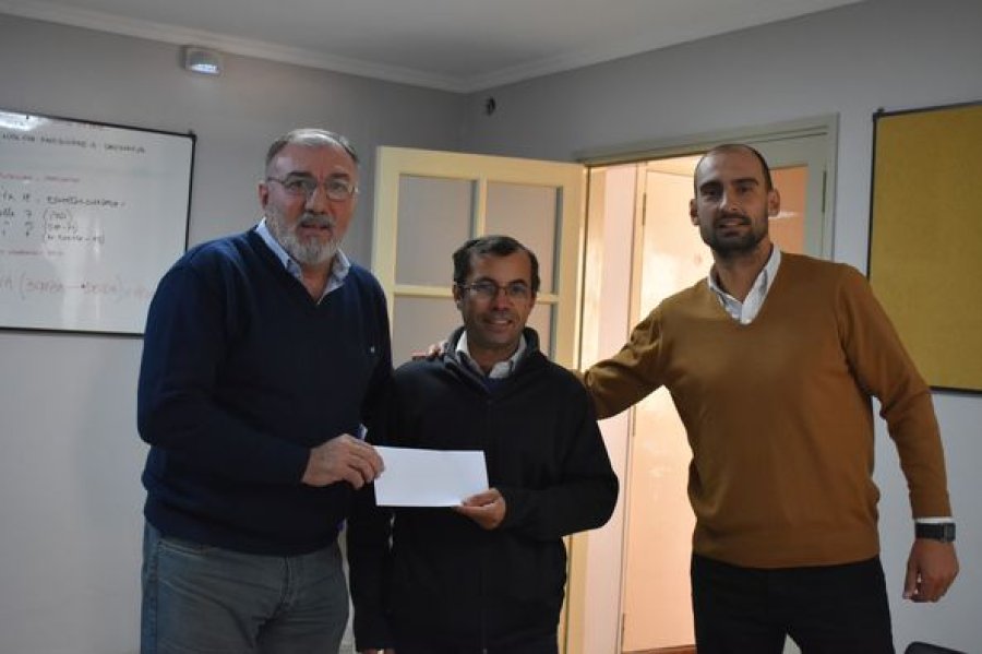 Autoridades durante una entrega.