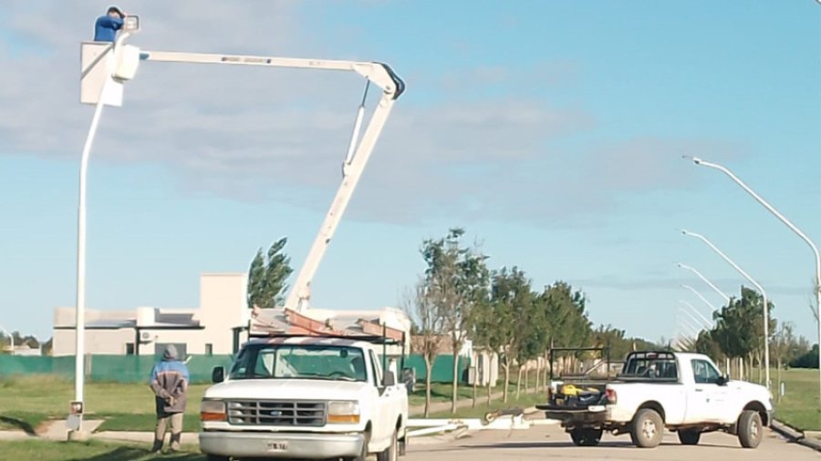 Cuadrilla municipal trabajando en la iluminaci&oacute;n urbana.