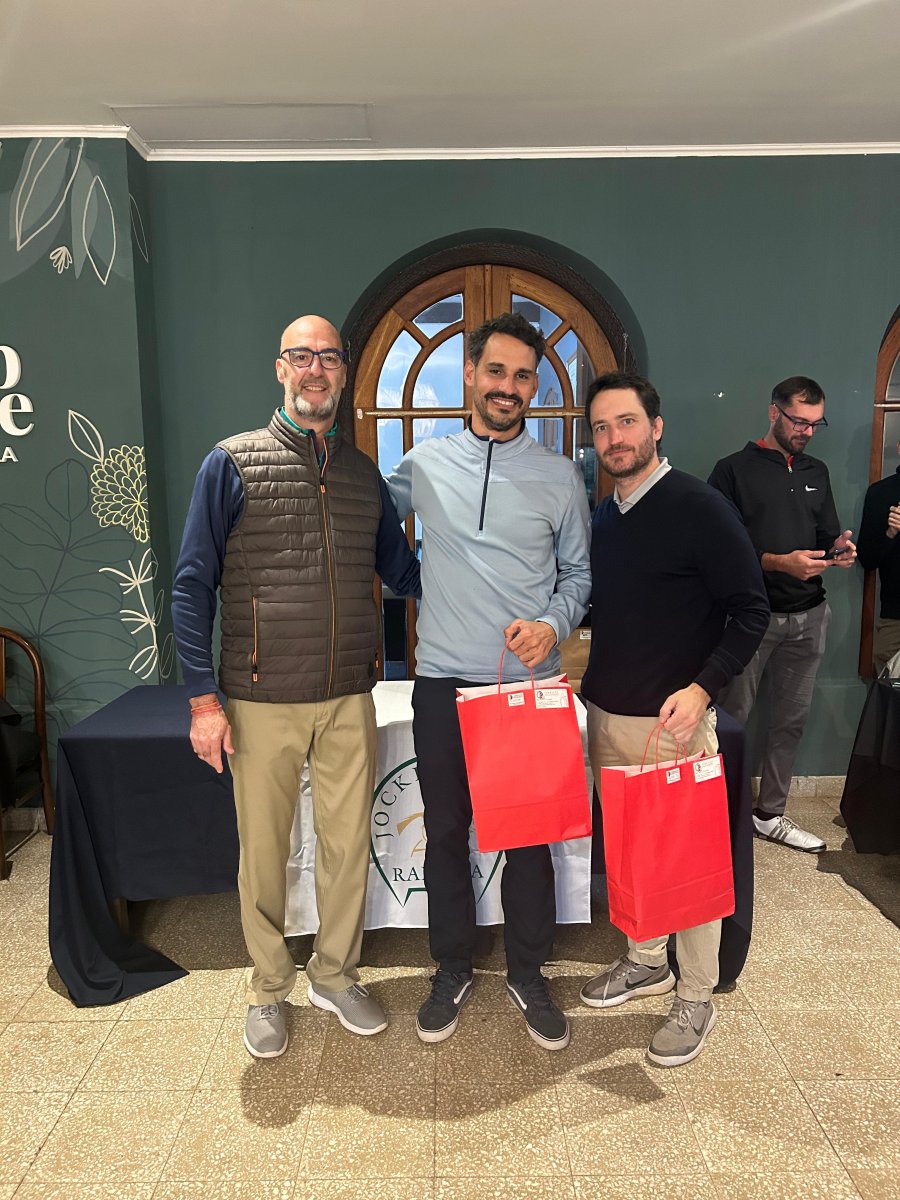 SCRATCH./ A. Riachi y P. Lagrutta con el premio entregado por F. Rivero (Subc. de golf).