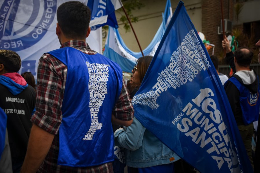 RECLAMO. Los municipales se manifestaron en la ciudad de Santa Fe.