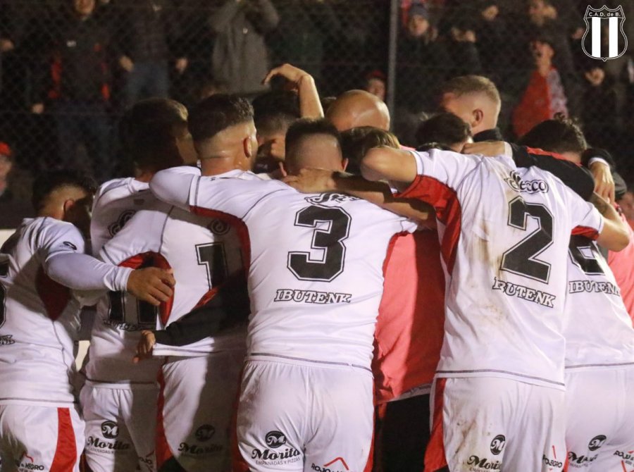 SE PRENDIO./ El Dragón convirtió y después aguantó.