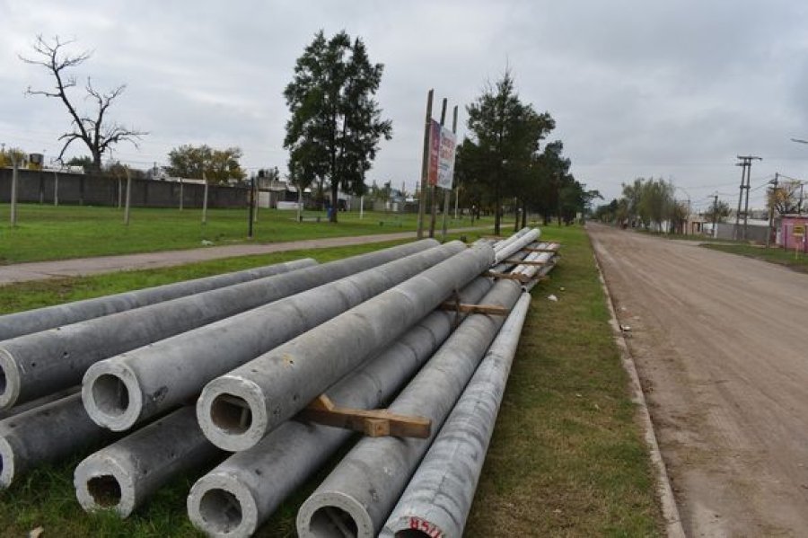 Realizan trabajos de renovaci&oacute;n en la red el&eacute;ctrica.