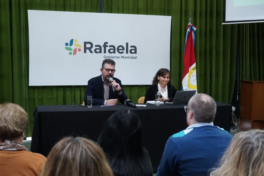 Germ&aacute;n Bottero y Silvina Bravino en la conferencia de prensa.