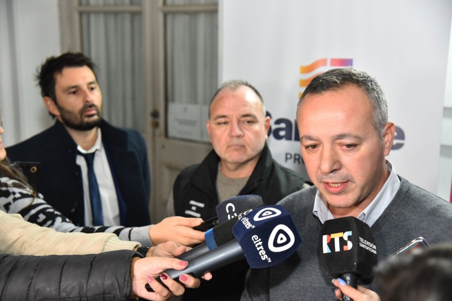 Los funcionarios provinciales dialogaron con la prensa.