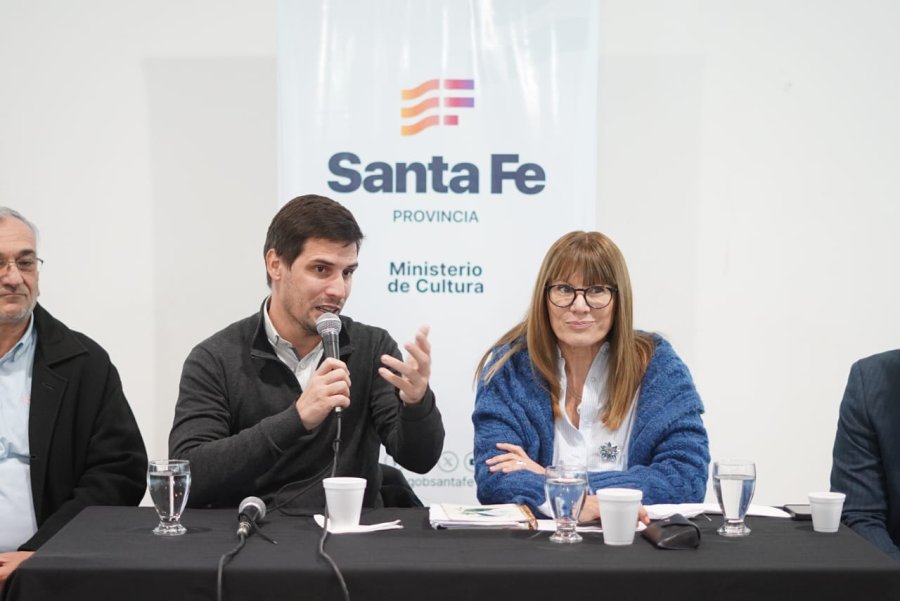 EN EL VIEJO MERCADO. El intendente junto a la ministra de Cultura, Susana Rueda.