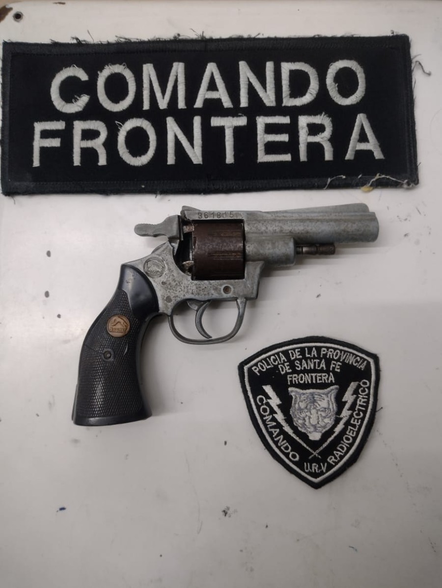 El arma que portaba en la v&iacute;a p&uacute;blica era un rev&oacute;lver calibre 22.