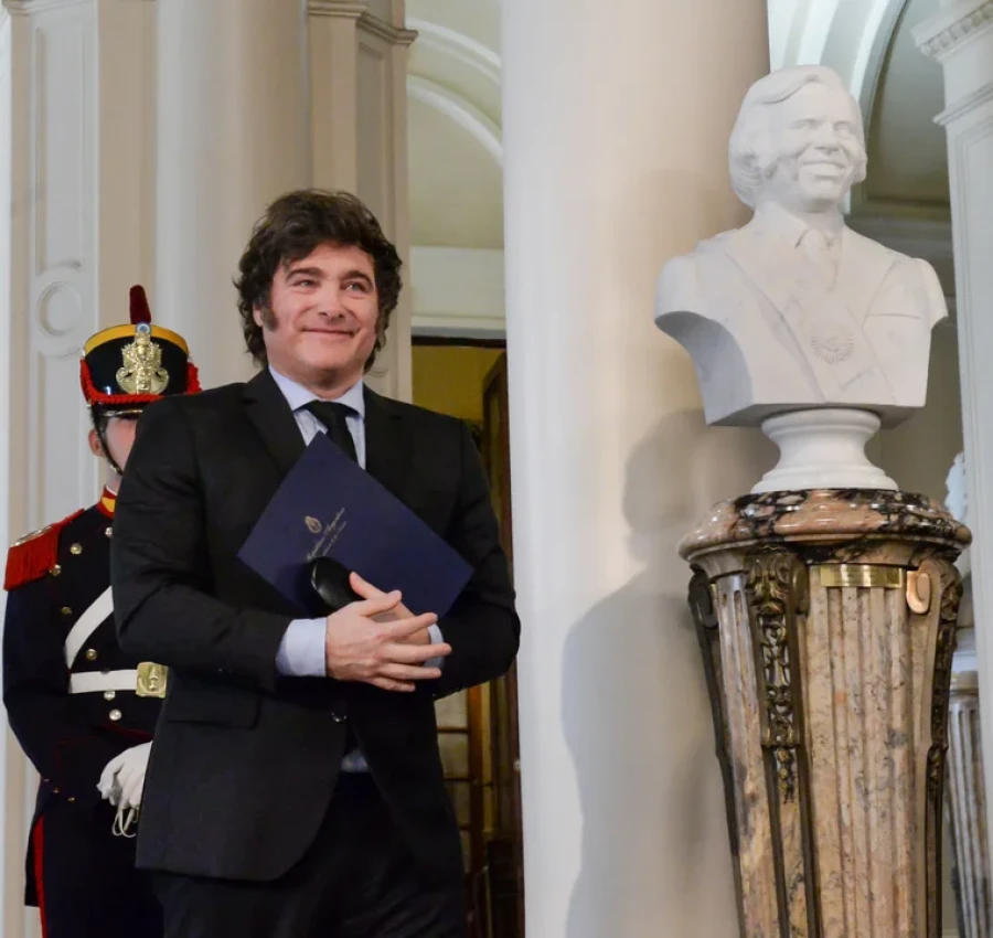 Milei y el busto de Menem.