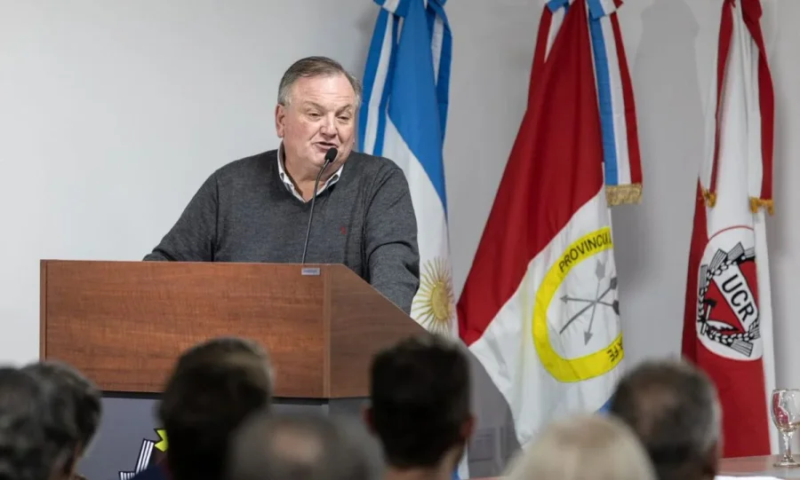 Felipe Michlig al brindar su discurso de asunci&oacute;n en la UCR santafesina.