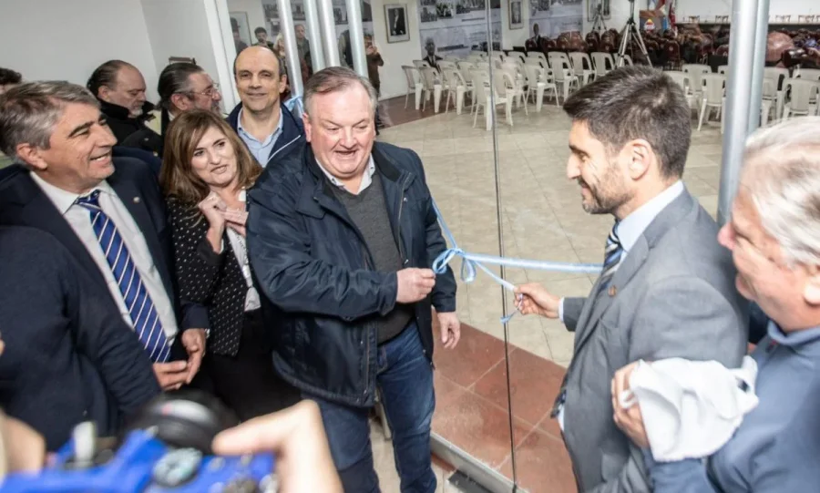 Felipe Michlig y Maxi Pullaro en el corte de cintas para inaugurar el sal&oacute;n de actos "Ra&uacute;l Alfons&iacute;n" en el Comit&eacute; Provincial de la UCR.
