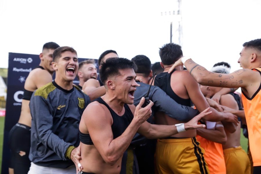 FESTEJANDO./ Gaspar Triverio luego del triunfo.