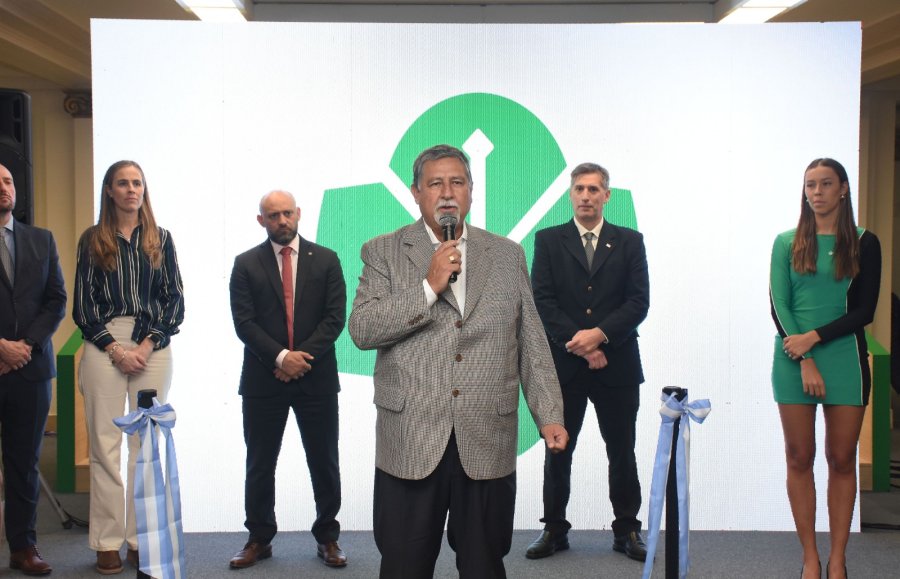 El gerente General del Banco Santa Fe, Luis N&uacute;&ntilde;ez, al brindar detalles del Centro de Negocios durante el acto de inauguraci&oacute;n.