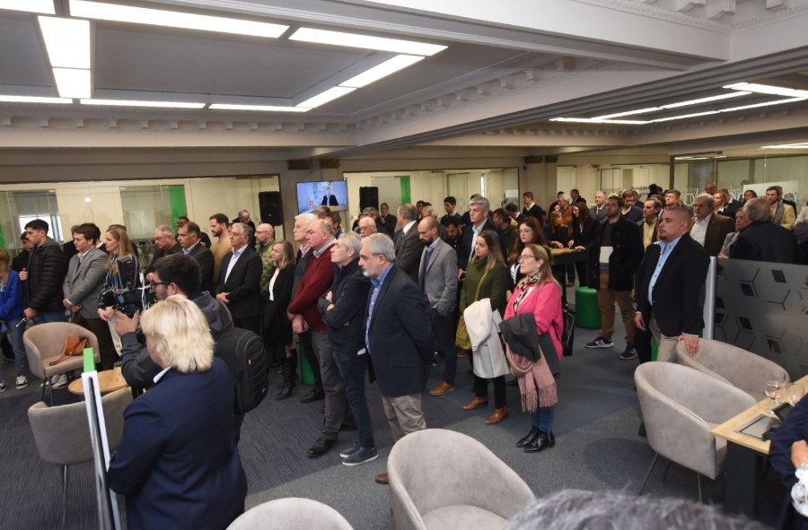 Personal, clientes e invitados especiales durante la inauguraci&oacute;n del Centro de Negocios en la ciudad de Santa Fe.