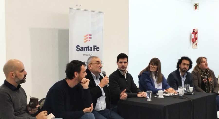 ENCUENTRO. La mesa cabecera de la reciente reuni&oacute;n.