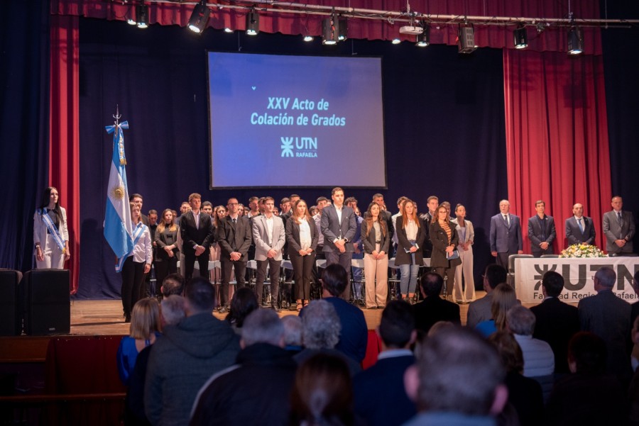 ACTO INSTITUCIONAL. El decano de UTN FRRa, Oscar David, junto a los flamantes egresados.