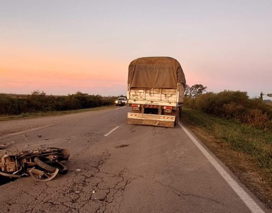 EN UN CAMINO RURAL. El motociclista Jos&eacute; Feriger de 43 a&ntilde;os falleci&oacute; tras colisionar con un cami&oacute;n Mercedes Benz con acoplado.