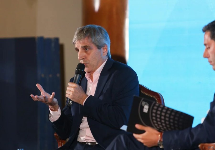 El ministro de Econom&iacute;a dio la cifra de super&aacute;vit en abril