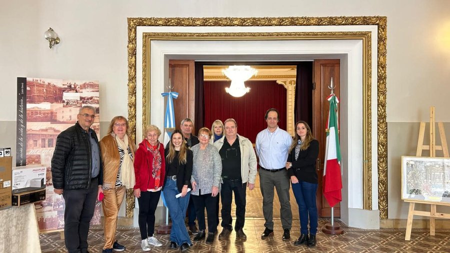 El legislador con representantes de instituciones.