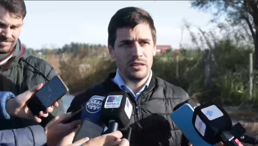 El intendente, Leonardo Viotti, al formular declaraciones ante la prensa durante la recorrida de la obra en el acceso oeste de Rafaela.