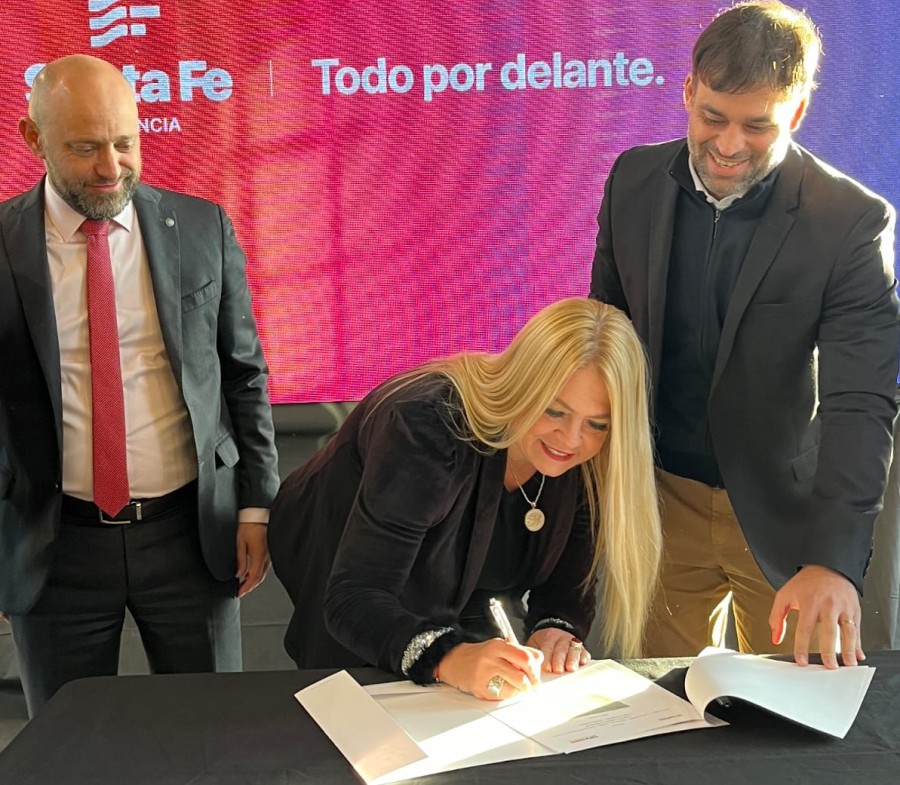 La intendente durante la firma.