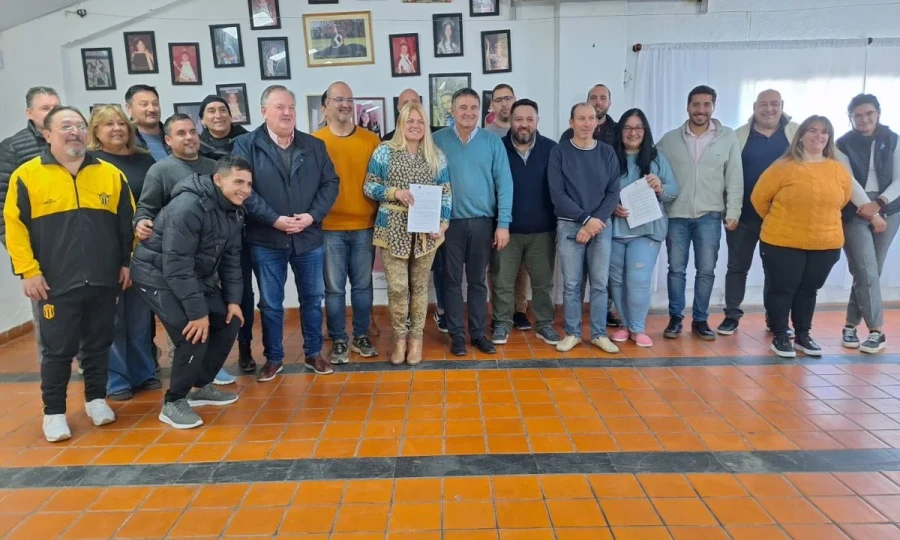 Quienes participaron en la celebraci&oacute;n del acuerdo.