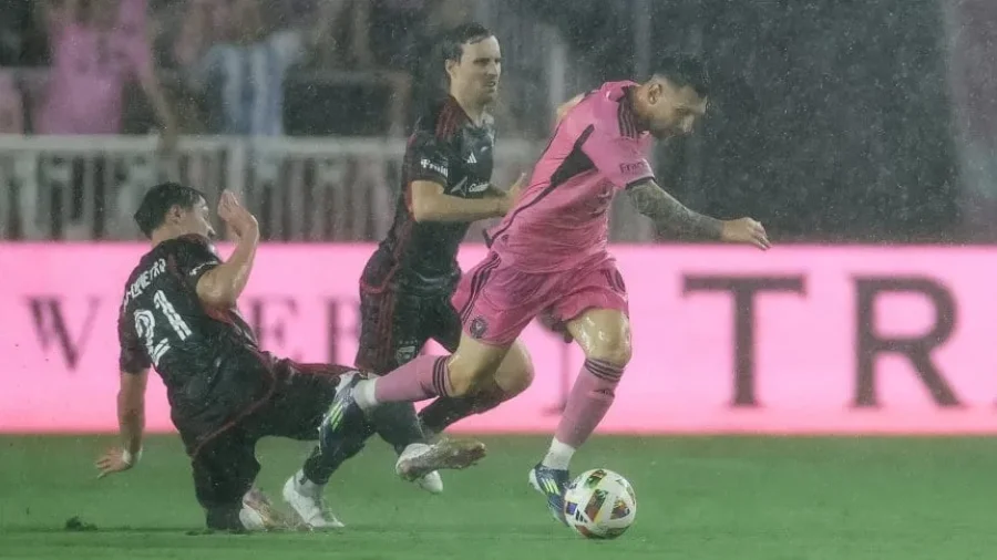 La intensa lluvia no impidió que Lionel Messi pueda desplegar toda su gambeta.
