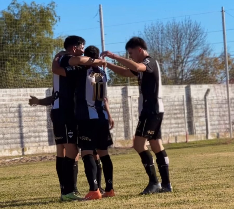 FESTEJO DE GOL PARA ALDAO QUE GOLEÓ Y SIGUE LÍDER DE SU ZONA