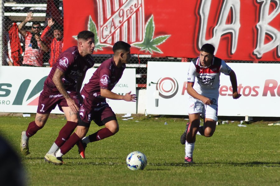 GRAN PARTIDO./ Fernando Nuñez encara en la goleada juliense.