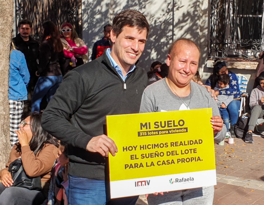 El intendente Leonardo Viotti estuvo presente en el gran sorteo de los lotes que se realizó en el centro de la ciudad ante una multitud, donde el intendente se mostró con preadjudicatarios..