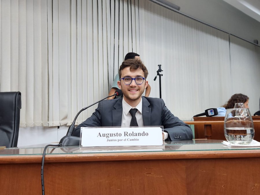 Augusto Rolando en su banca del Concejo Municipal.