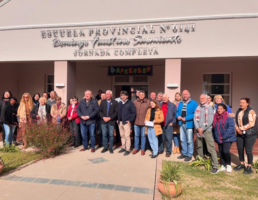 El Intendente y los Legisladores en la Escuela Sarmiento.