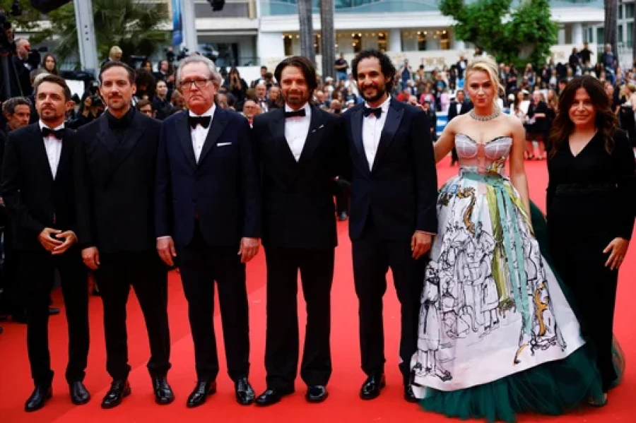 El director, productores y miembros del eloenco en Cannes.