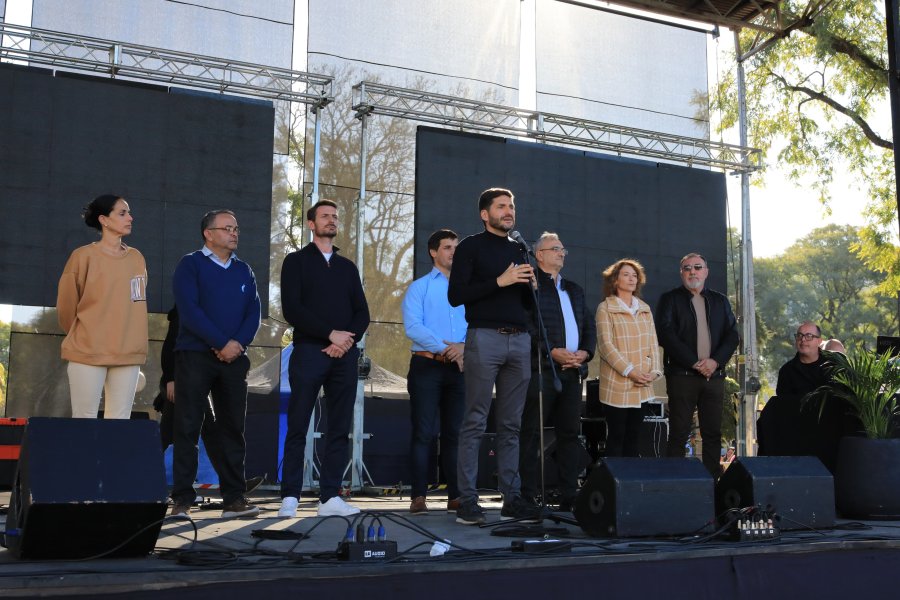 DE VISITA. Pullaro engalan&oacute; el acto de entrega de los 315 lotes que se desarroll&oacute; el domingo en Rafaela.
