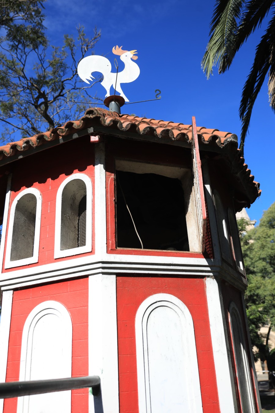 Al icónico reloj de la Plaza 25 de Mayo le arrancaron sus agujas.