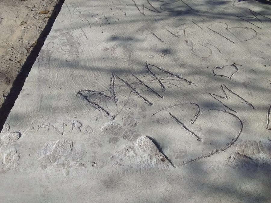 El cemento fresco de barrio Mora fue otro de los lugares afectados.