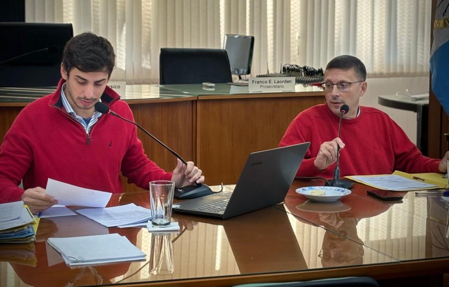 El secretario parlamentario, Nicol&aacute;s Abdala, y el presidente del Concejo, Lisandro M&aacute;rsico.
