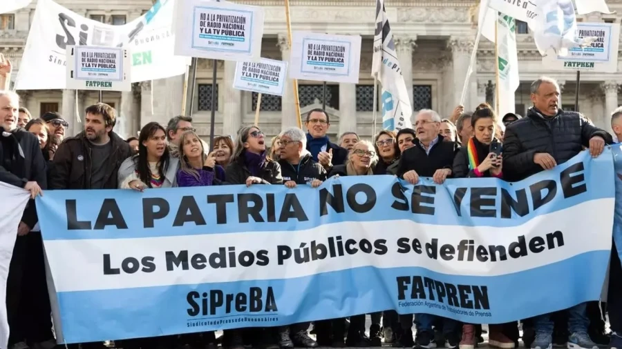 Los medios públicos comenzarán un "proceso de reorganización" y convocaron a un "apagón digital".