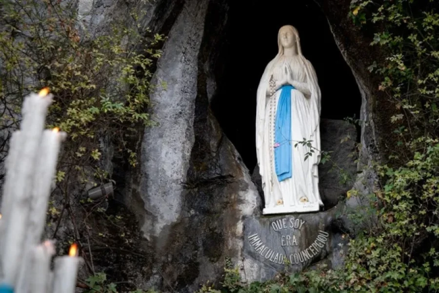 imagen de Nuestra Se&ntilde;ora de Lourdes en su santuario.