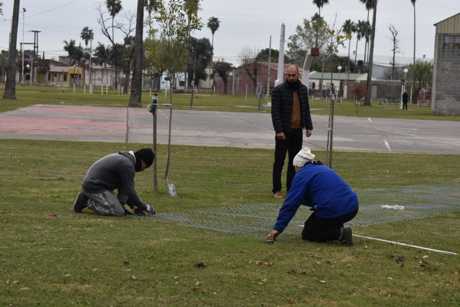 Agentes municipales laborando en el predio.