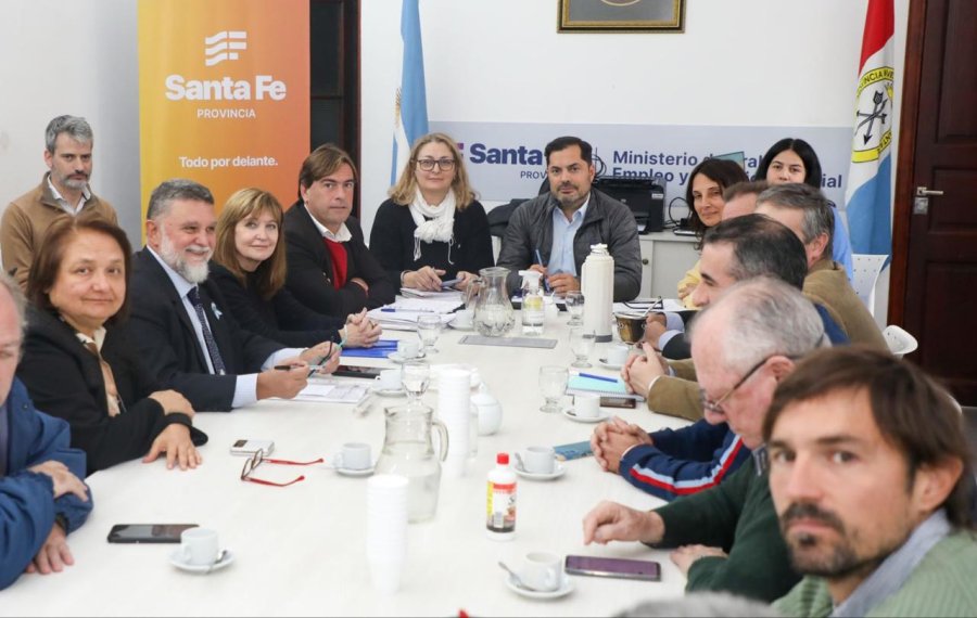 Los ministros Ciancio y Báscolo junto a representantes de los gremios de la salud.