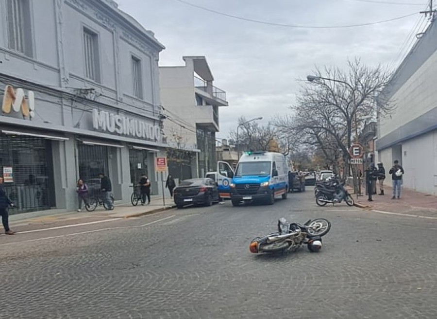 El siniestro vial ocurrió en hora pico de una transitada esquina del microcentro.
