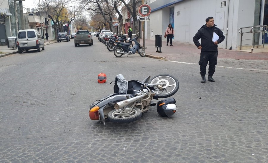 El siniestro vial ocurrió en hora pico de una transitada esquina del microcentro.