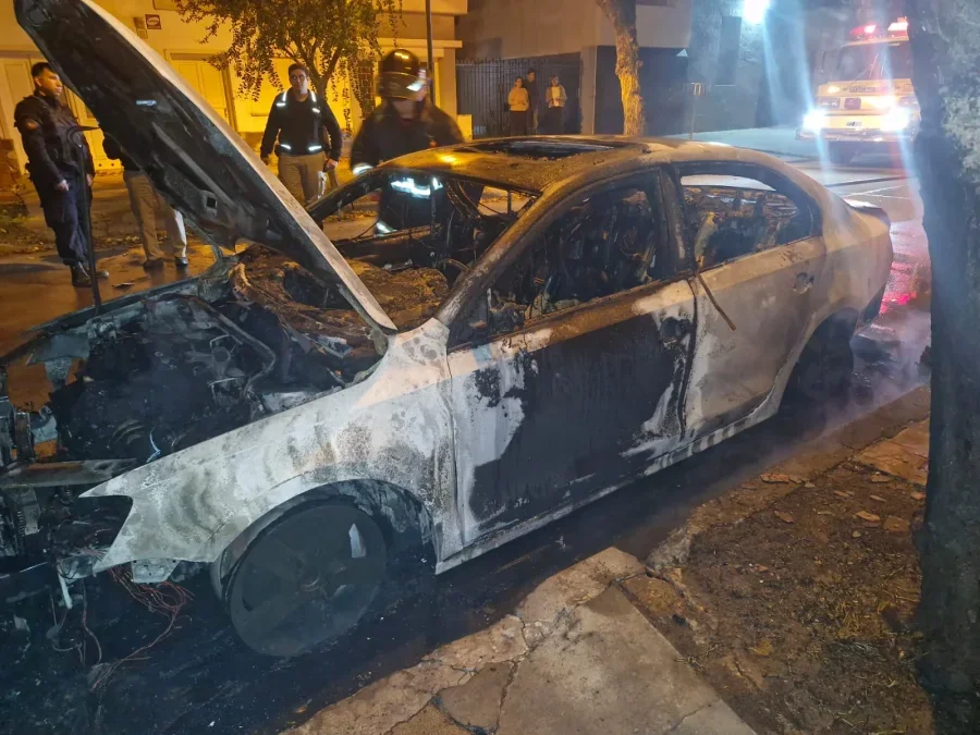 En este estado quedó el automóvil Volkswagen Vento luego del paso de las llamas.