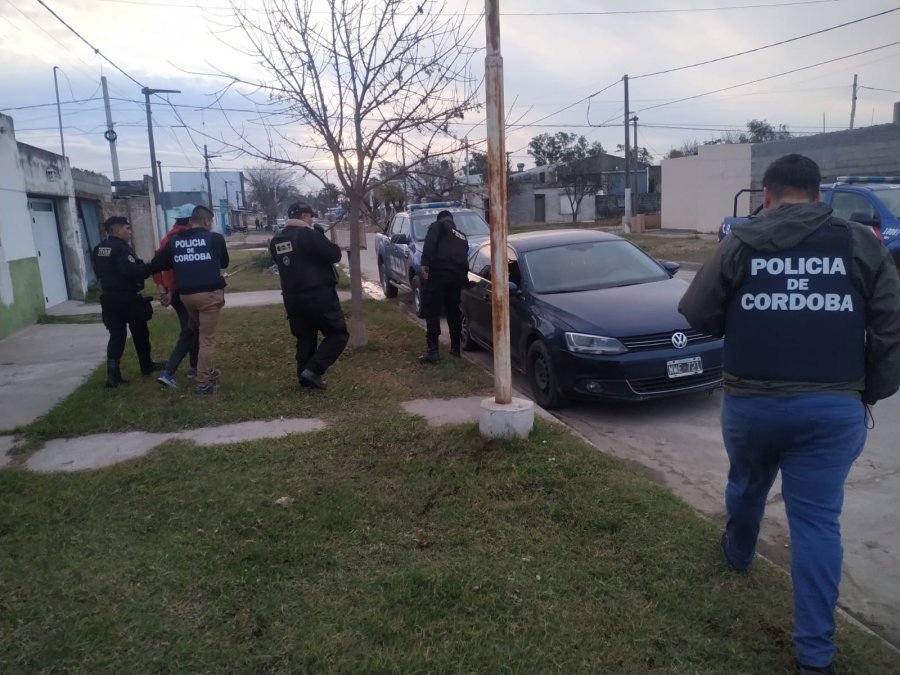 Lo secuestrado, y polic&iacute;as en acci&oacute;n.