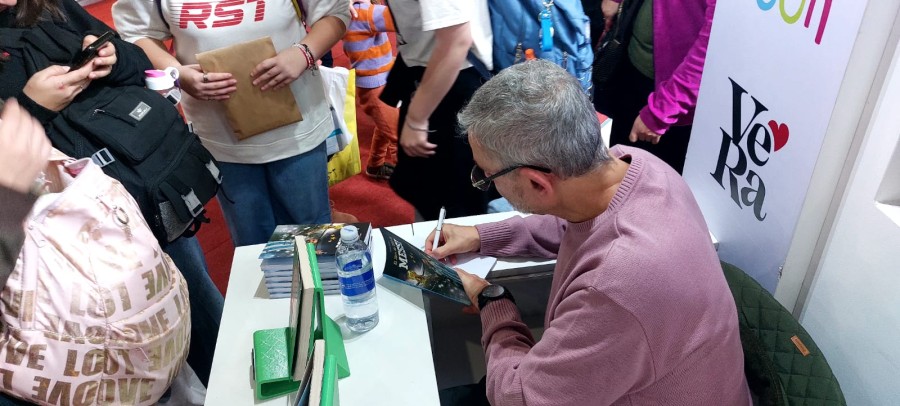 Aníbal Litvin en su firma de libros en la Feria del Libro de Buenos Aires.